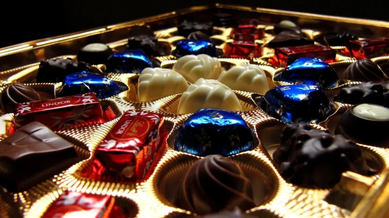 Lindt Les Grandes Ciemna Czekolada Z Laskowymi Orzechami 150G