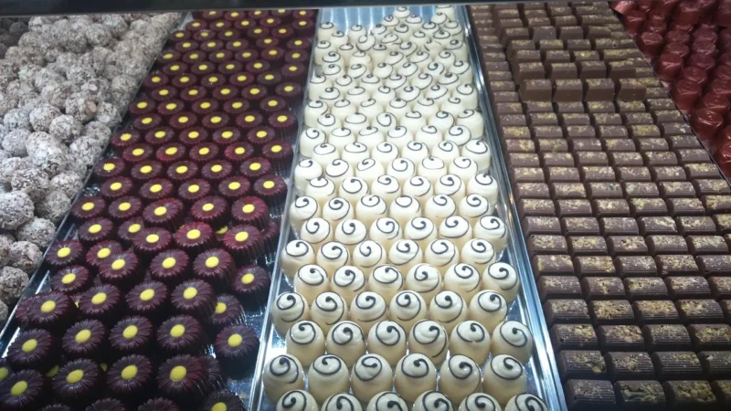 Lindt Pralinki Lindor Mleczne Z Nadzieniem Orzechowym 200G