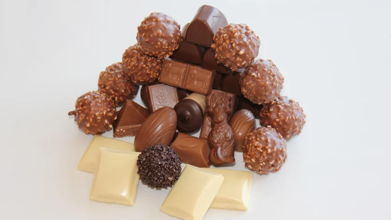 Lindt Swiss Thins Dark Bombonierka Cienkie Płatki Ciemnej Czekolady 125G