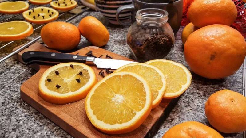 Pasieki Rodziny Sadowskich Miód wielokwiatowy z pomarańczą i goździkami 1,2kg