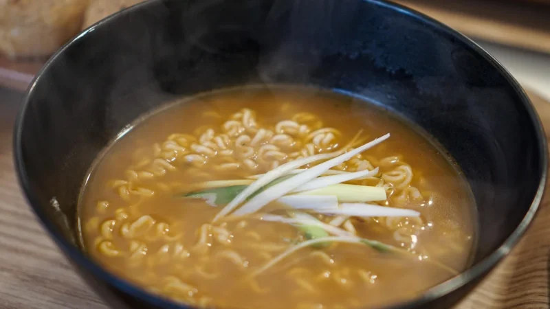 Ramyun o smaku ostrego kurczaka z sosem Jjajang, duża micha 105g – Samyang