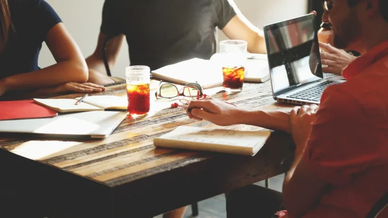 Maszyny vendingowe dla firm — automaty na napoje i przekąski